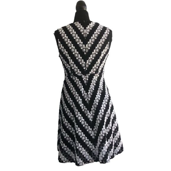 ADRIANNA PAPELL Black and White Knee Length Dress Size 6P Previously Owned - Picture 2 of 4